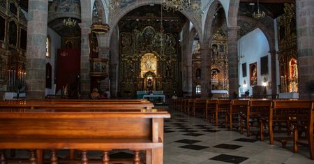 Spadek praktyk religijnych w Hiszpanii. Podają dane