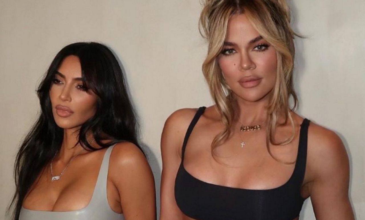Kim i Khloe Kardashian podczas wspólnej sesji. Poznajecie młodszą z sióstr?