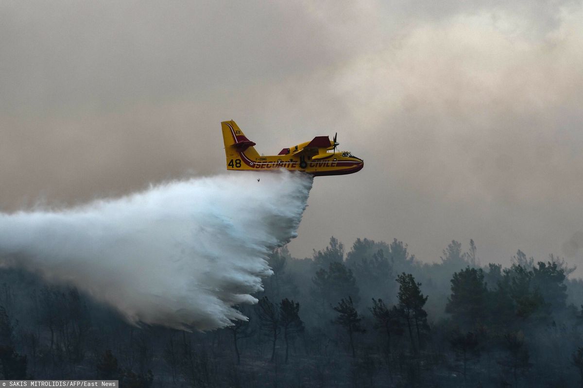 Samolot „Securite Civile” rozpylający wodę na pożar rozprzestrzeniający się w pobliżu wioski Lefkimmi, 