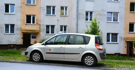 Taksówki blokują parkingi pod blokami. Uber i Bolt zabrały głos