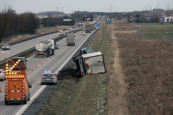 A4: Wypadek na autostradzie pod Wrocławiem. Ciężarówka wjechała do rowu. Jedna osoba jest ranna