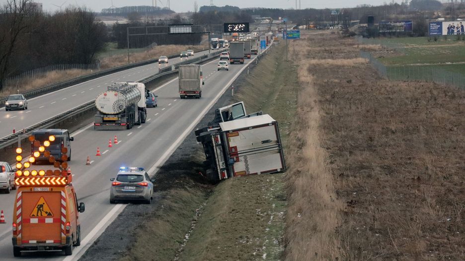 Pojazd wypadł z jezdni i wjechał do rowu. Zdarzenie miało miejsce we wtorek, 14 października. Zdjęcie ilustracyjne.
