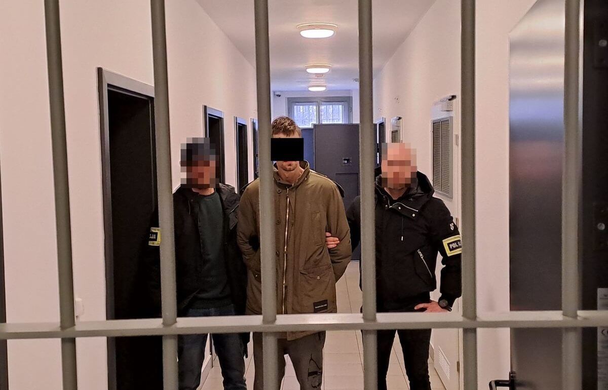 włamywacz, policjanci, kraty