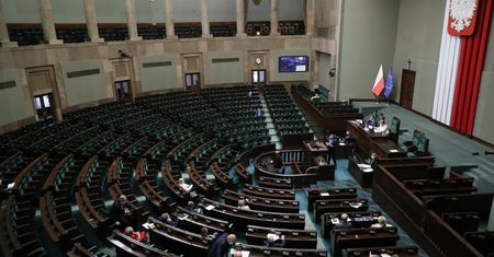 Sondaż CBOS. PiS wraca do gry, niewielki spadek Polski 2050 i Lewicy