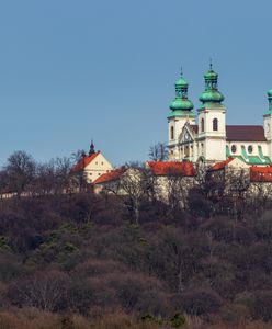 Turyści w Krakowie przesadzają. "Obcisłe legginsy i gołe pępki" w klasztorze