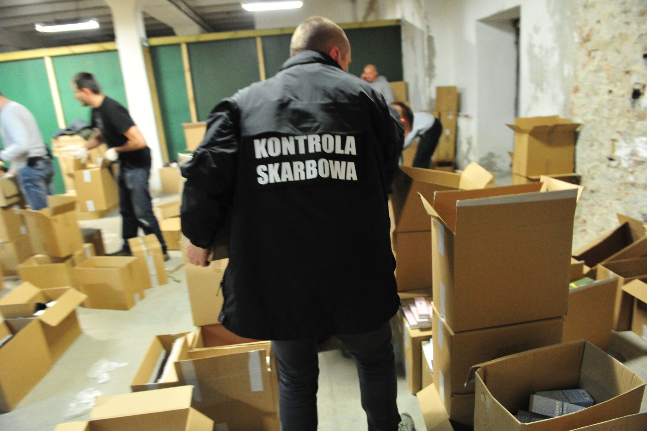 Podr�bki
Marcin Bielecki
hurtownia, kontrola skarbowa, magazyn, nielegalna, nielegalny, nielegalny towar, pieni�dze, podr�bka, Podr�bki, policja, policjant, przest�pstwo, pud�a pude�ka, skarb�wka, wpadka