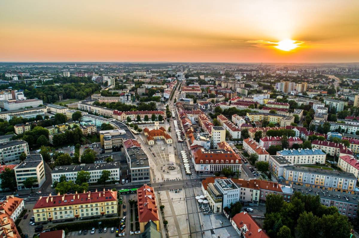 Białystok: 135 lat Wodociągów. Wieloletni pracownicy zostali odznaczeni w Pałacyku Gościnnym medalami za długoletnią służbę.