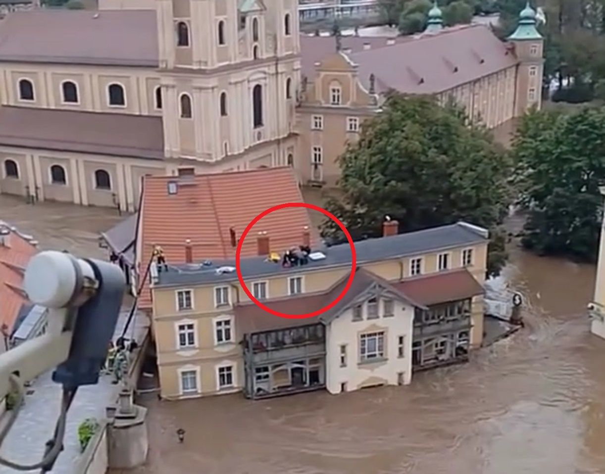 Strażacy ewakuowali z dachu starszą panią. Katastrofalna sytuacja w Kłodzku