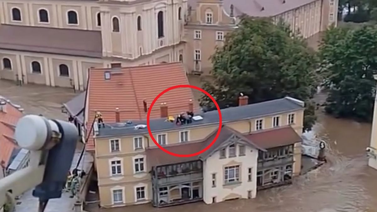  Starsza osoba została ewakuowana przez strażaków 