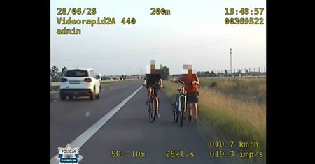 Dwaj chłopcy jechali rowerami drogą ekspresową. Policję zaalarmowali kierowcy