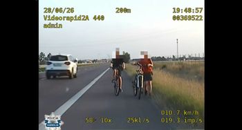 Dwaj chłopcy jechali rowerami drogą ekspresową. Policję zaalarmowali kierowcy