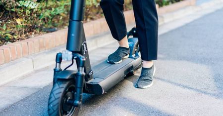 Wypadek 14-latki na hulajnodze elektrycznej. Jechała bez kasku