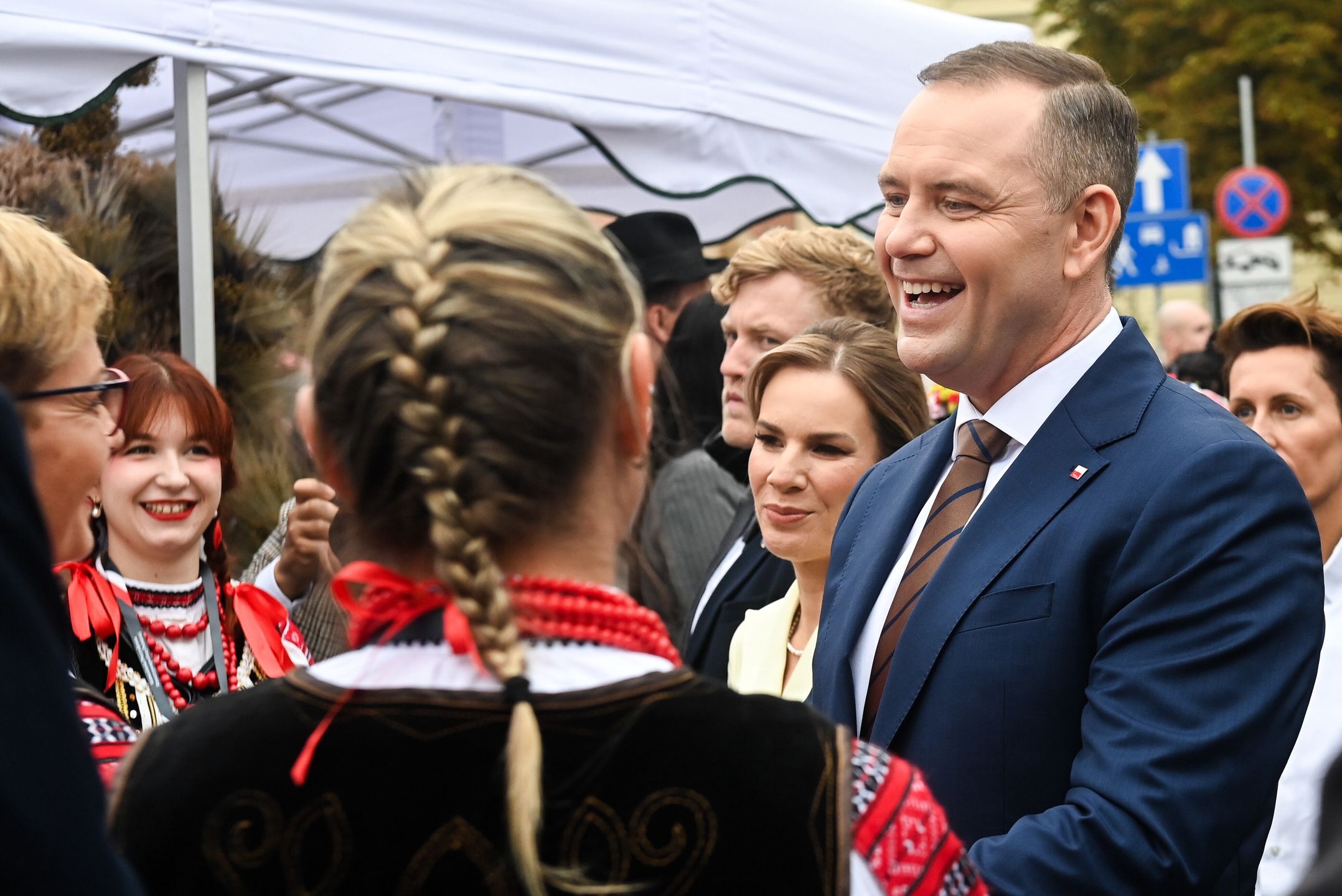 Warszawa, 14.09.2025. Prezydent RP Karol Nawrocki (P) z małżonką Martą Nawrocką (2P) podczas Dożynek Prezydenckich w Warszawie, 14 bm. (aldg) PAP/Piotr Nowak