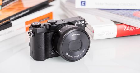 Nikon 1 J5 - mały i solidny bezlusterkowiec dla amatora [test]
