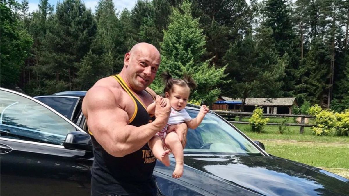 Robert Burneika z córeczką