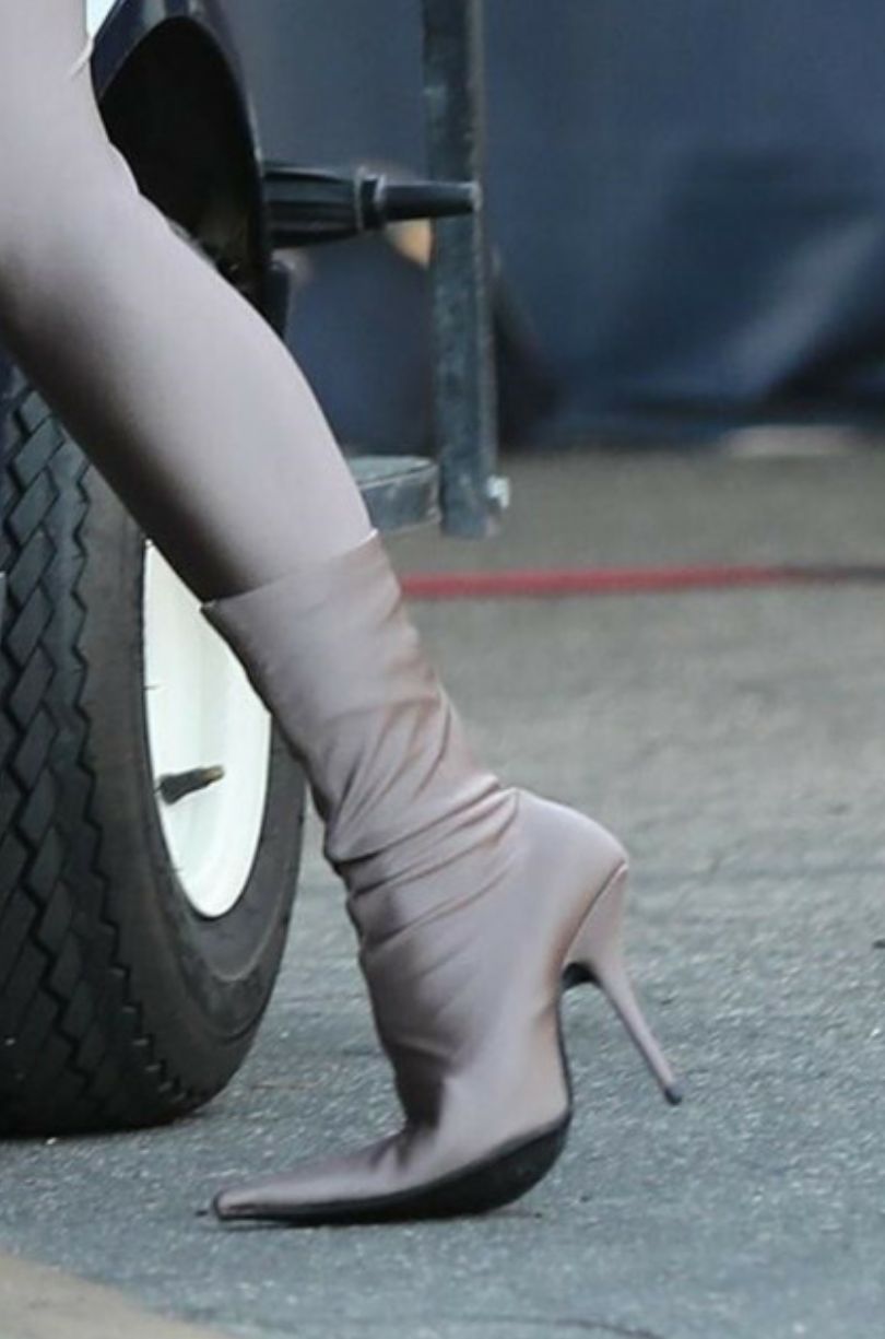 Kim Kardashian eksponuje szczupłą sylwetkę na planie reklamy