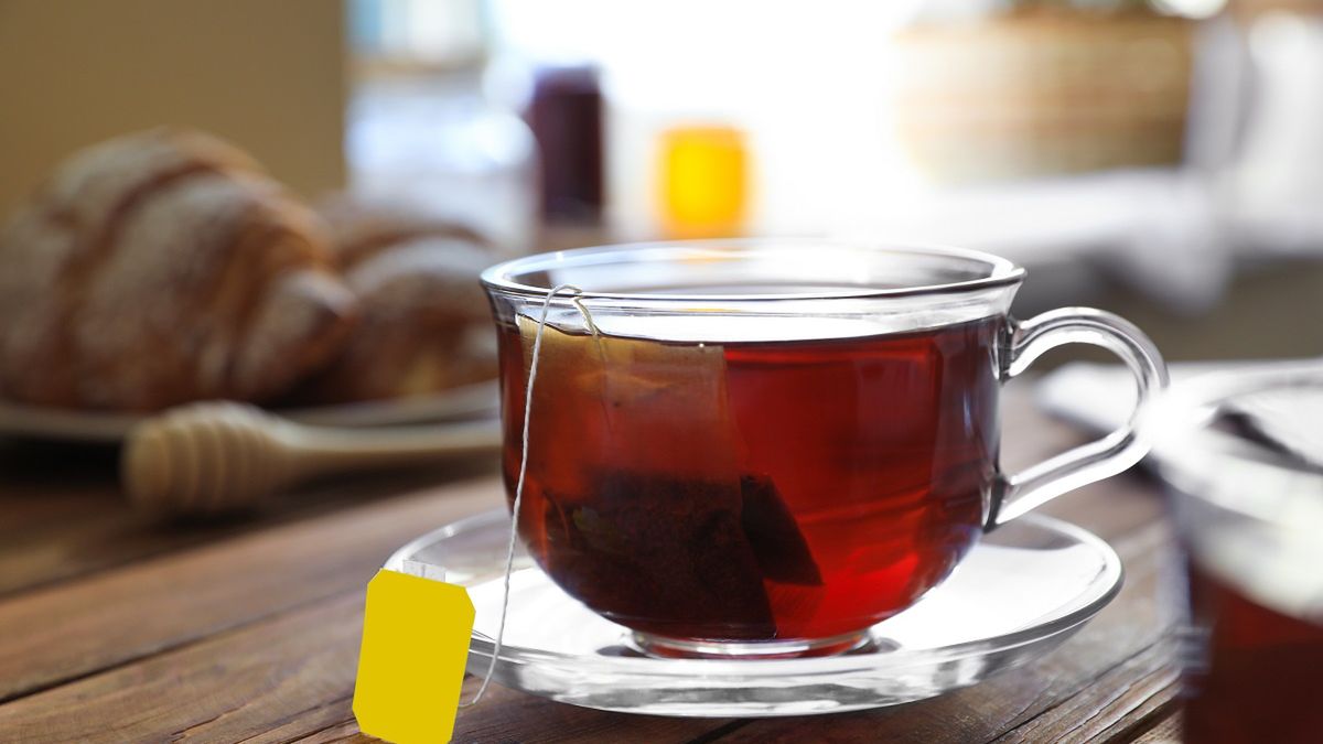 Pijesz herbatę na czczo? Zobacz, jak bardzo może ci zaszkodzić