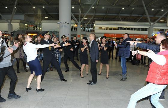 LOT musicalowym flash mobem uczcił półmilionowego pasażera Dreamlinera (wideo)