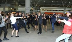 LOT musicalowym flash mobem uczcił półmilionowego pasażera Dreamlinera (wideo)