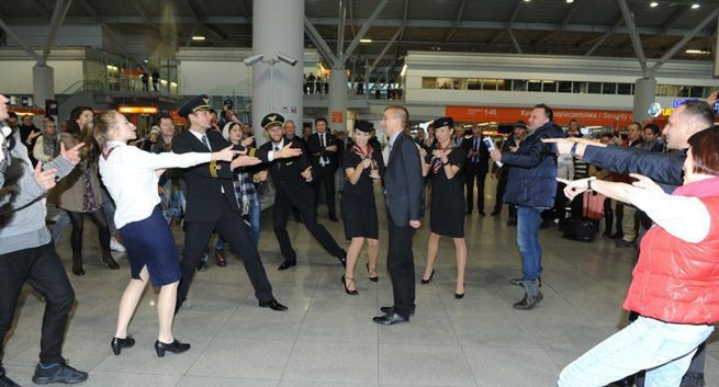 LOT musicalowym flash mobem uczcił półmilionowego pasażera Dreamlinera (wideo)