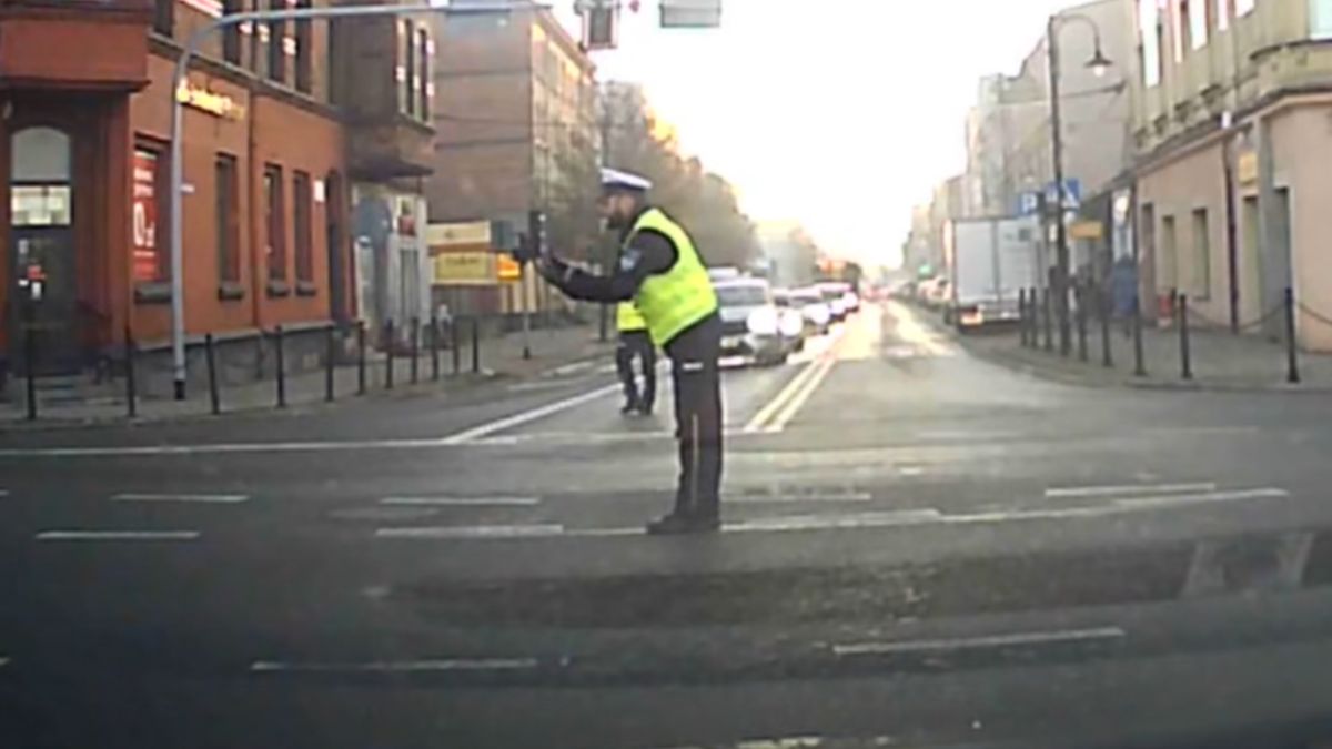 Policjant stracił cieprliwość.