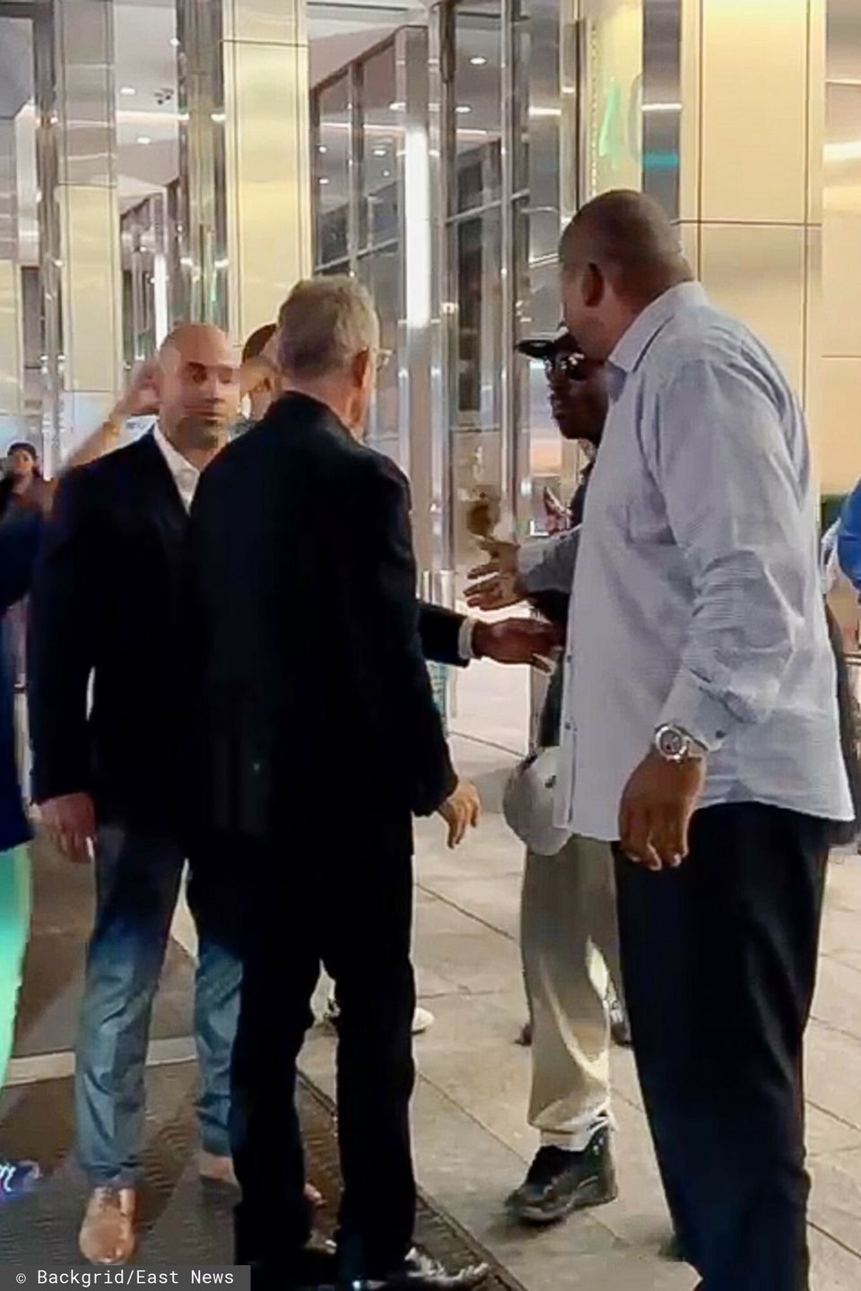Tom Hanks broni żony przed tłumem i krzyczy na fanów