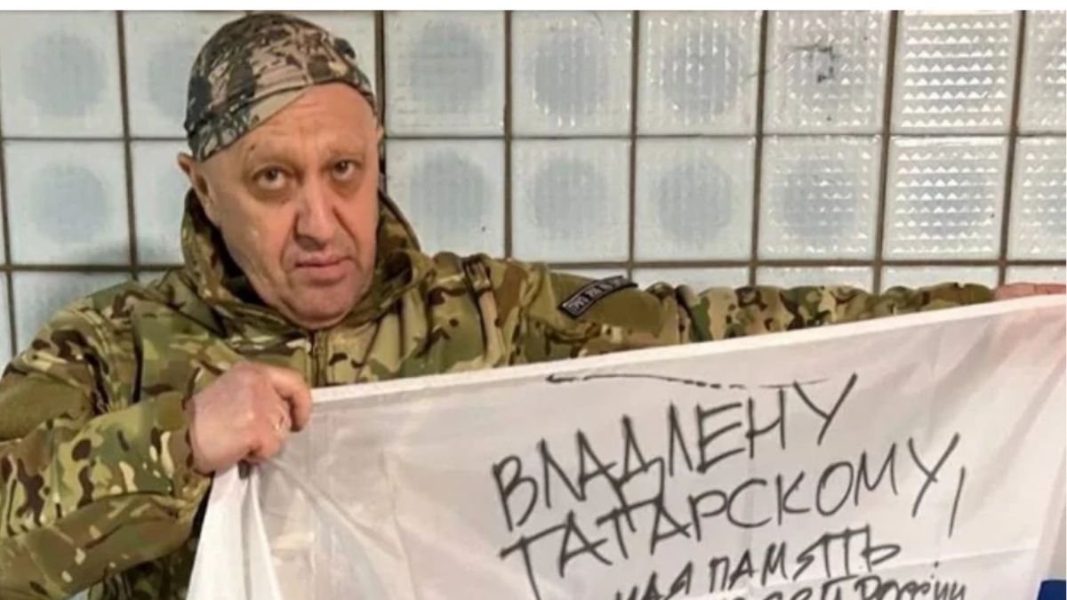 Szef Wagnerowców z flagą upamiętniającą zabitego w wyniku eksplozji w Petersburgu blogera