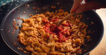Nie smakują ci rodzynki w serniku? W tej potrawie sprawdzą się doskonale