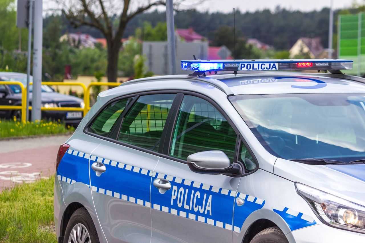 Warszawa: Atak pod marketem. Ochroniarz został raniony nożem. Napastnik uciekł