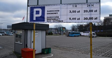 Stąd odjeżdżały busy do innych miast, teraz można zaparkować samochód. Płatny parking koło starego PKS-u już działa