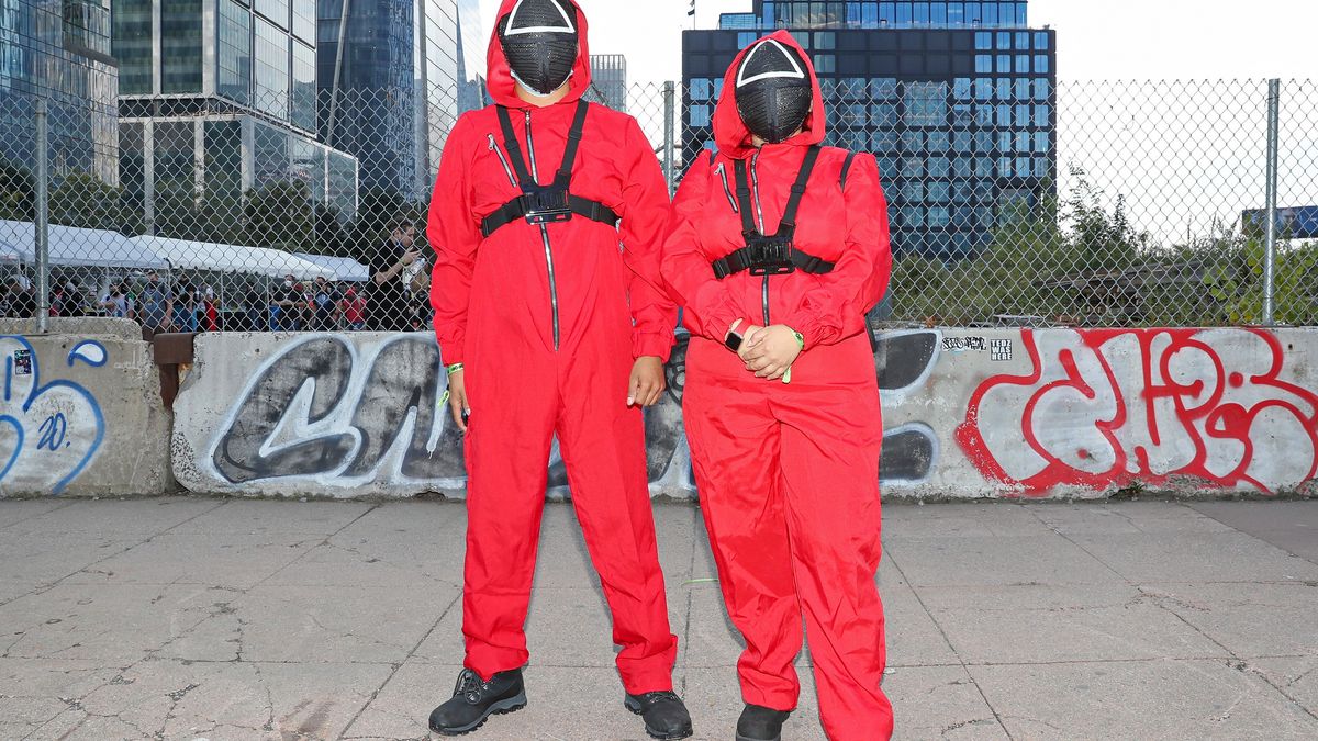 New York Comic Con 2021 - Day 2NEW YORK, NEW YORK - OCTOBER 08: Cosplayers dressed as Squid Game soldiers during Day 2 of New York Comic Con 2021 at Jacob Javits Center on October 08, 2021 in New York City. (Photo by Bennett Raglin/Getty Images for ReedPop )Bennett Raglin