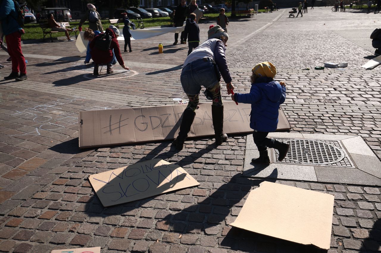 Kraków. Rodzice z dziećmi rysowali kredą w geście solidarności z migrantami 