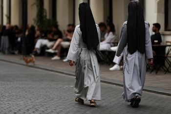 "Wola przełożonych jest wolą Boga". Mówi o traumie po zakonie