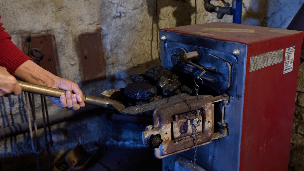 East News archiwumFot. Bartlomiej Magierowski/EastNews. Wroclaw 2.12.2021. Coraz wyzsze ceny wegla. N/z: tradycyjny piec CO i szufelka wegla.Bartlomiej Magierowski