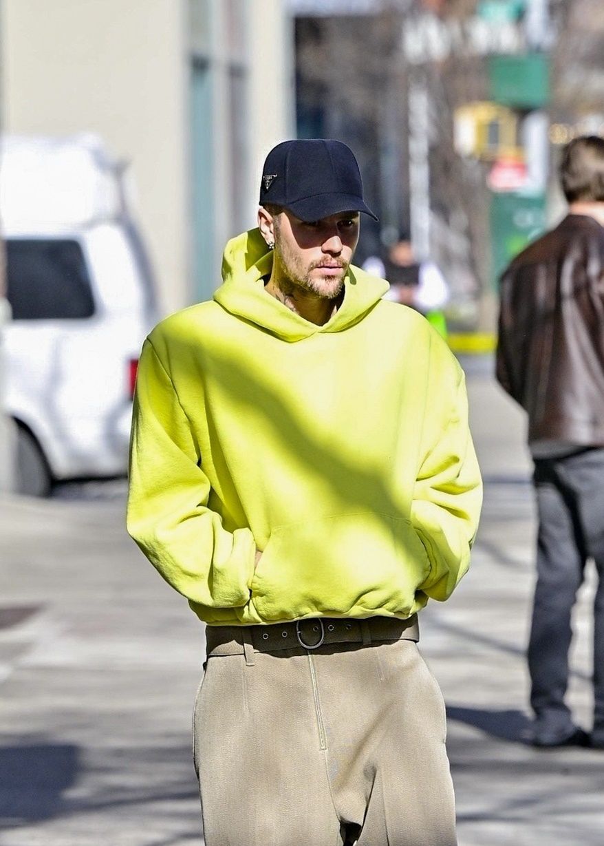 Justin Bieber steps out for a casual walk in New York
Diamond / BACKGRID / Backgrid USA / Forum
Justin Bieber, Casual, Walk, Stroll, Outing, Yellow Hoodie, Neon Hoodie, Prada, Cap, Brown Pants, Birkenstock
