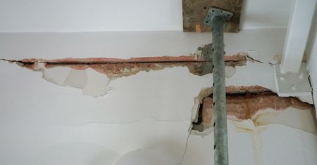 Blok w Warszawie się rozpada? Mieszkańcy są przerażeni. "To się sypie"