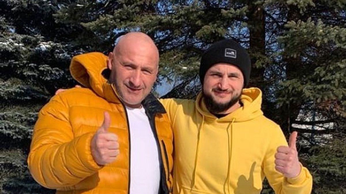 Dla jednych obciach, dla drugich kult. Legendarne klapki na licytacji Taxi Złotówy