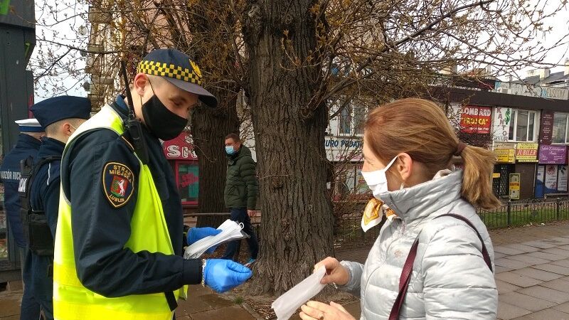 Funkcjonariusze Straży Miejskiej i Policji rozdają maseczki pasażerom komunikacji miejskiej