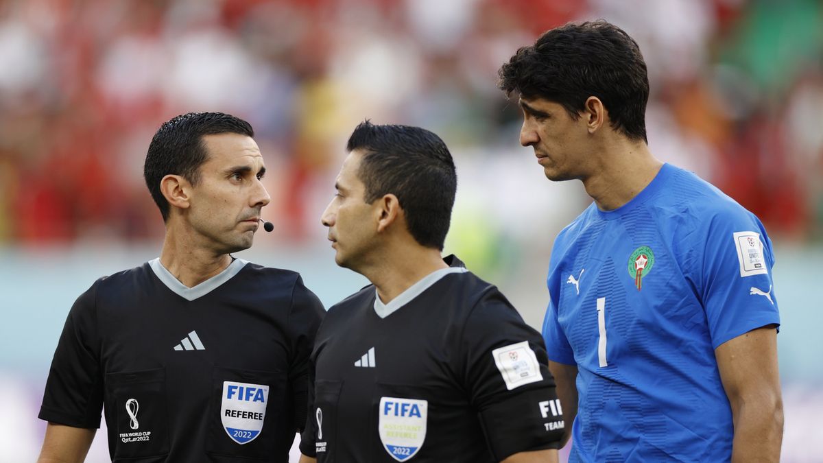 Bounou z sędziami przed meczem