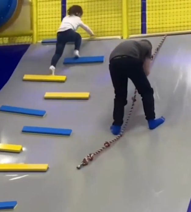 W czasie gdy Ksenia wspinała się na zjeżdżalnię, chłopiec bawił się liną