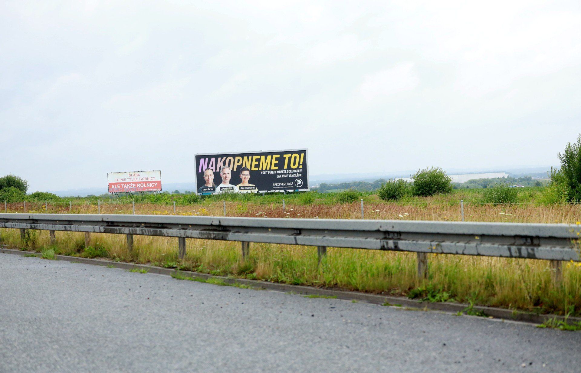 Piraci z Czech zawitali na Śląsk. Ich baner stanął przy autostradzie A1