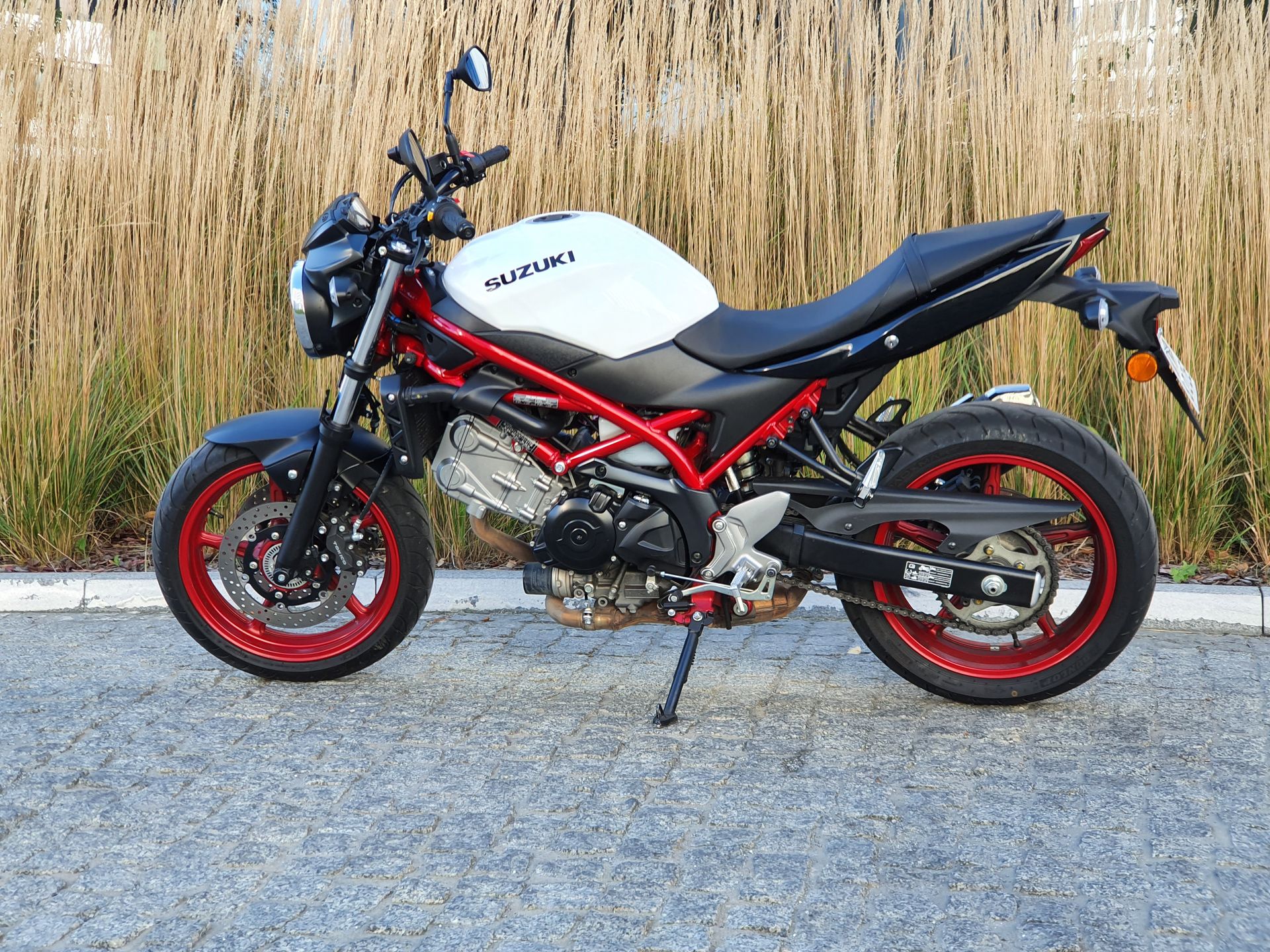 Wyeksponowana rama prezentuje się świetnie