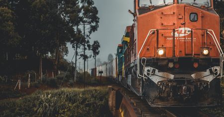 Autobus wjechał pod pociąg towarowy. O krok od tragedii