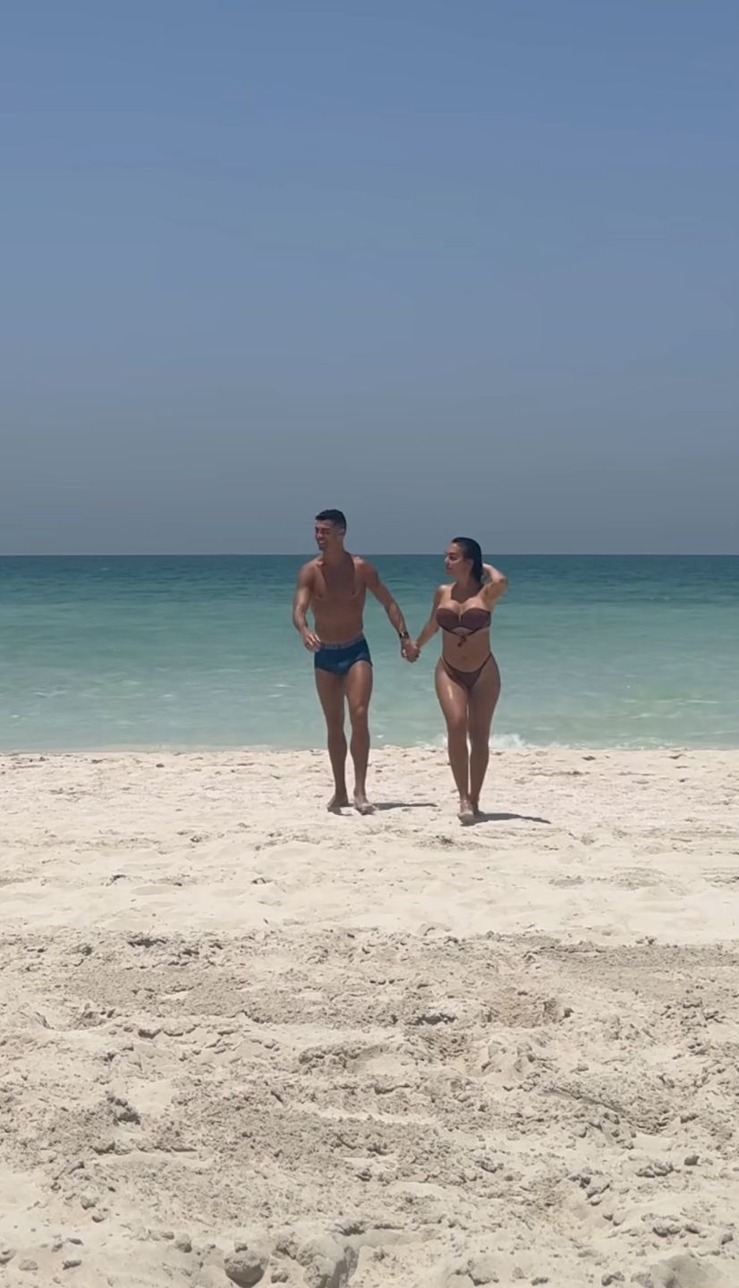 Georgina Rodriguez i Cristiano Ronaldo całują się na plaży 