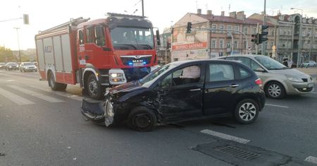 Groźnie wyglądające zderzenie w centrum Lublina. Kierująca citroenem wjechała na skrzyżowanie na strzałce warunkowej