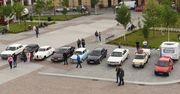 Jarosław: Motoryzacyjne perełki na Rynku. Auta przyciągają uwagę