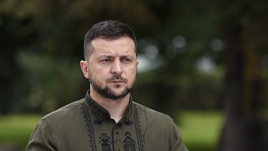KYIV, UKRAINE - AUGUST 23, 2022 - President of Ukraine Volodymyr Zelenskyy attends a joint press meeting with President of the Republic of Poland Andrzej Duda in Konstytutsii (Constitution) Square outside the Verkhovna Rada building on National Flag Day, Kyiv, capital of Ukraine. (Photo credit should read Kaniuka Ruslan/ Ukrinform/Future Publishing via Getty Images)
