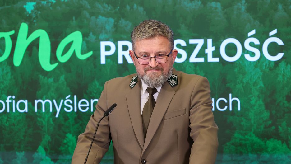 Warszawa, 10.01.2024. Dyrektor Generalny Lasów Państwowych Witold Koss podczas konferencji prasowej w Ministerstwie Klimatu i Środowiska w Warszawie, 10 bm. Temat spotkania: "Zielona przyszłość lasów - nowa filozofia myślenia o drzewach". (sko) PAP/Szymon Pulcyn