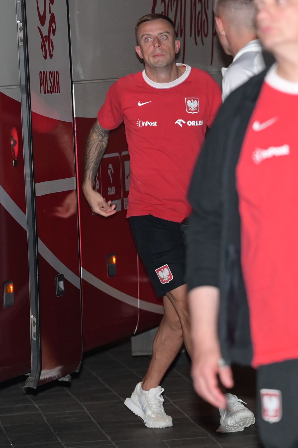 Piłkarze reprezentacji Polski wracają do hotelu po meczu z Wyspami Owczymi