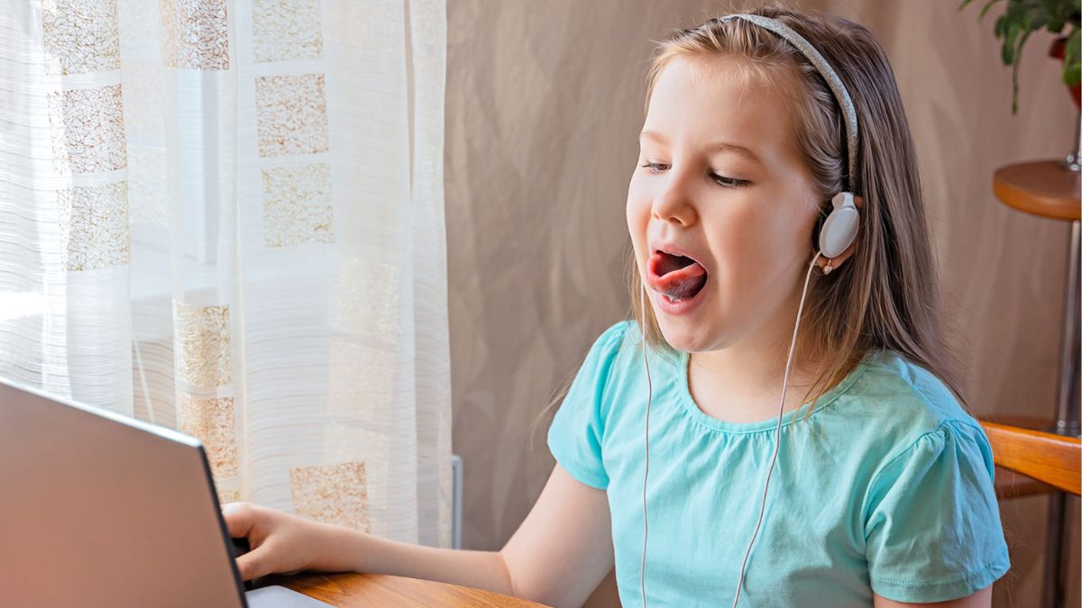 Dziewczynka robi ćwiczenia języka